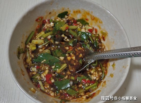 香菜|腐竹别再炒着吃了，这样做营养丰富，还香辣下饭，一次吃两碗饭