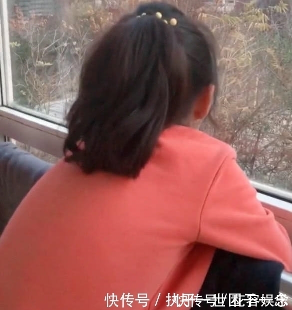 阳台上|女儿没写作业被骂,赌气趴阳台,顺着女儿的目光,妈妈暗暗自责