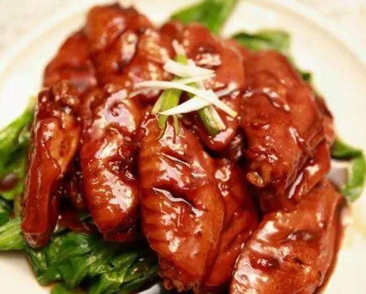 不加水,不加油,只用电饭锅,3斤鸡翅放进去一焖,上桌后一扫光