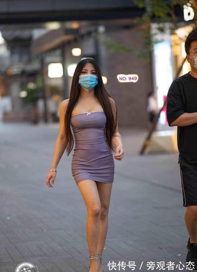 一字肩 披肩秀发的一字肩包臀裙美女,兼具优雅与舒适,更加漂亮!