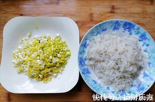 面团|教你做好吃解馋的萝卜粉条素馅饼，皮薄馅大又柔软，凉了也不硬
