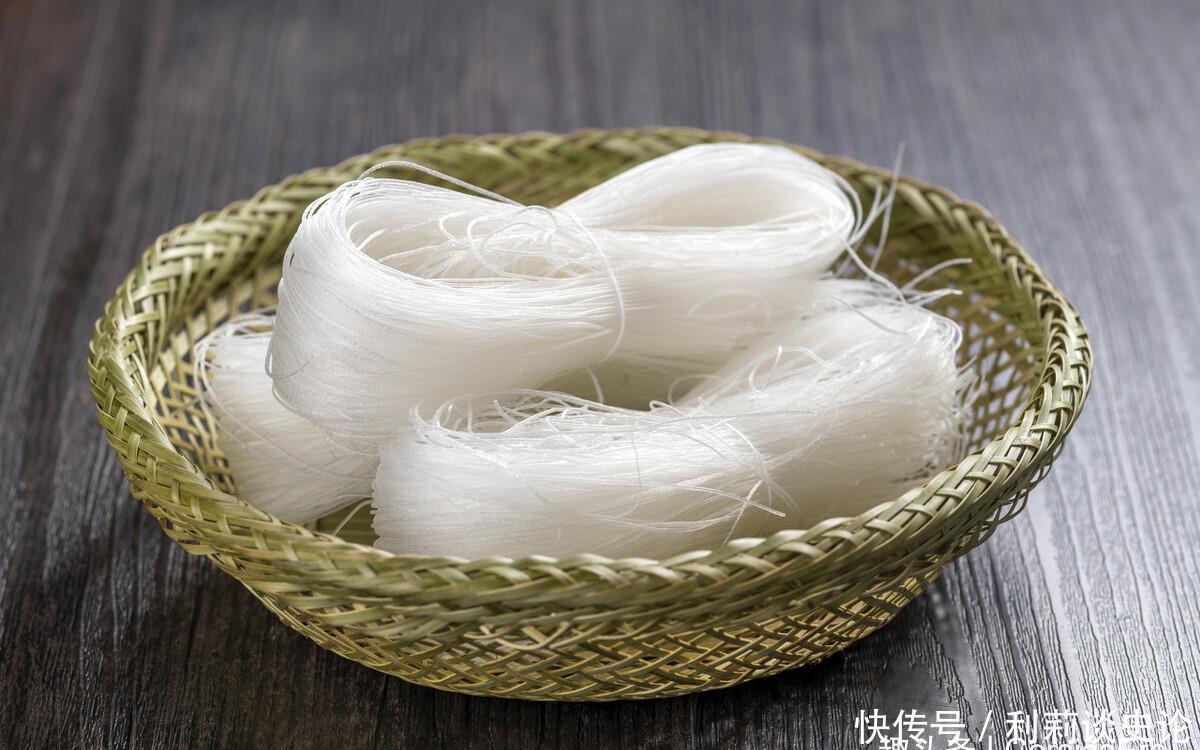 炒粉丝，最忌焯水后直接炒，多做1步，粉丝根根顺滑，还不结团