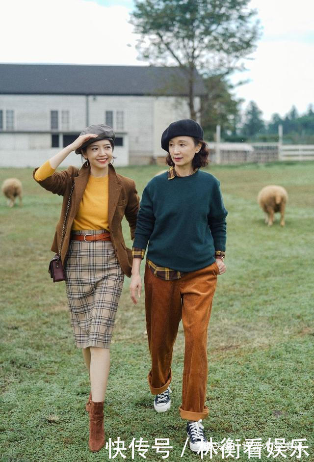 女人50岁以后,早秋少穿运动鞋,瞧三木妈妈这样穿,优雅显气质