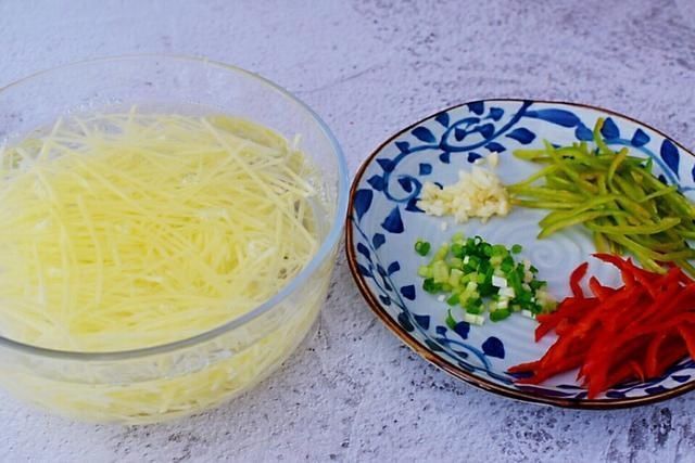 土豆丝的灵魂吃法,不炒不蒸不油炸,简单几步清凉一夏