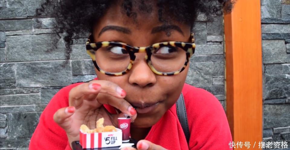 手指|世界最小的肯德基店,一份炸鸡比手指还小,还得趴在地上取餐