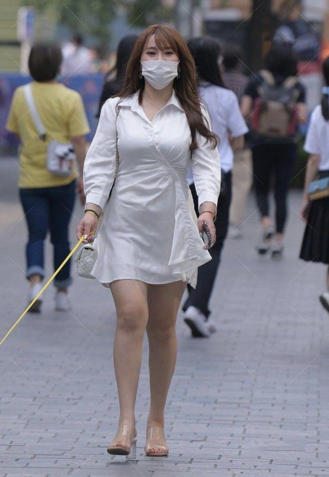 休闲风|纯白色连体衣搭配透明高跟鞋,简单时尚,气质迷人