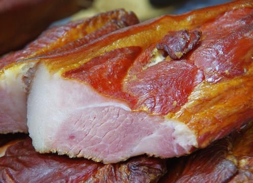 腌腊肉时,不要只会放盐,多加2种香料,腊肉更香,更易存放