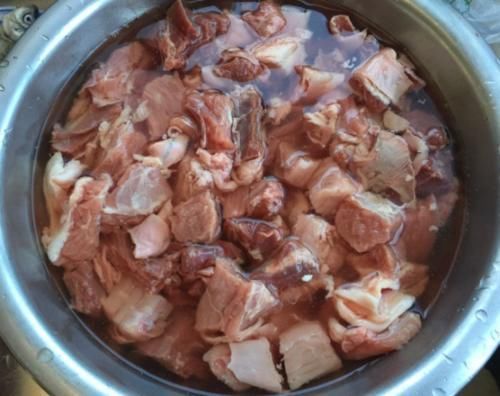炖牛肉时,只知道焯水是错的多加几步,牛肉更软烂入味,无腥味