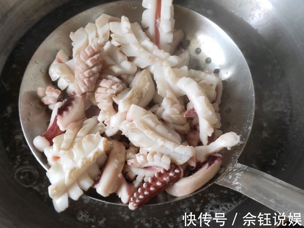 美味|自制美味的炒鱿鱼，味道鲜美可口，比街边的铁板鱿鱼还好吃