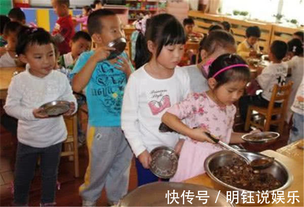 家长群|幼儿园老师把孩子的伙食照发到家长群里炸锅了，怪不得回家不吃饭