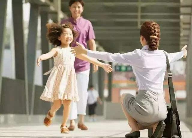 爱的孩子|爸爸到幼儿园接孩子,每天都会提早到,网友:这爸爸不容易啊