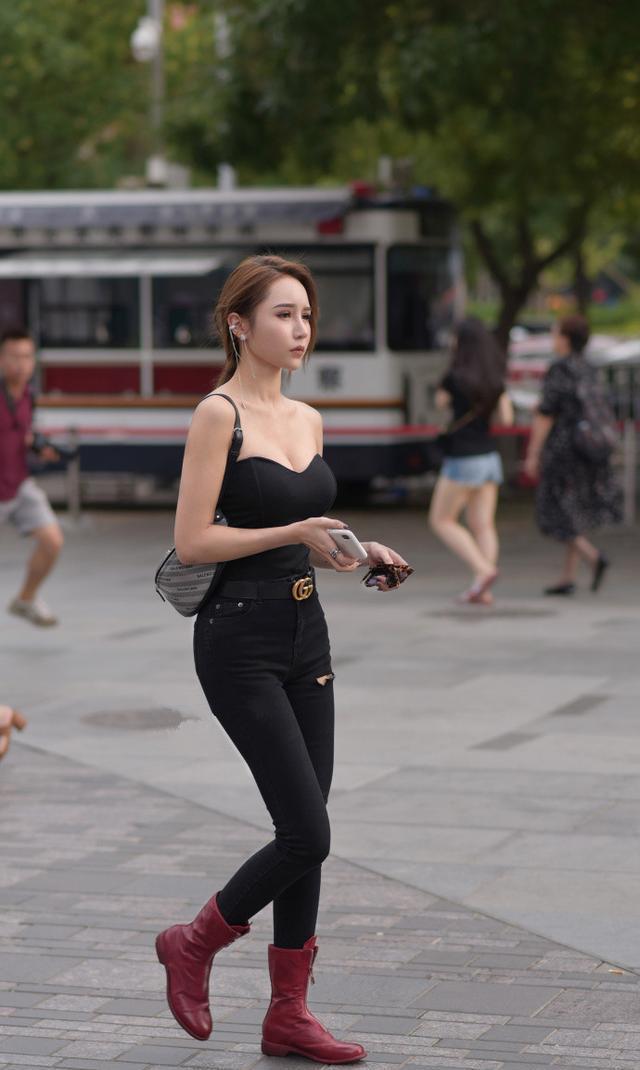 妹妹们|青绿色长袖上衣搭配黑色短裙,玲珑有致,优雅简约
