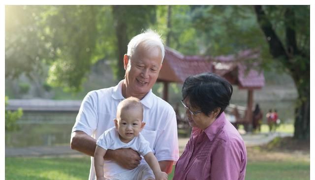 奶奶|为什么奶奶带的孩子讨厌妈妈?嘴上说着疼,行为上做着“害”
