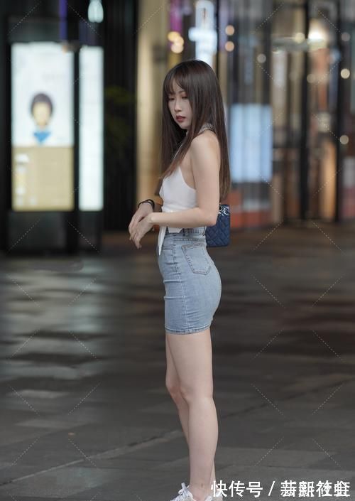 女生们 白色围颈露肩背心搭牛仔短裙,潮流个性,元气满满