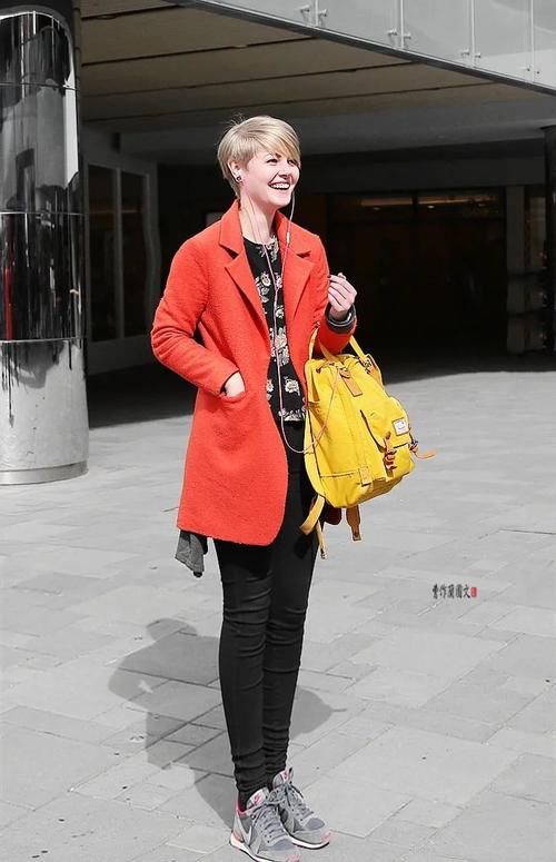 街拍：穿出轻盈之美的打底裤美女