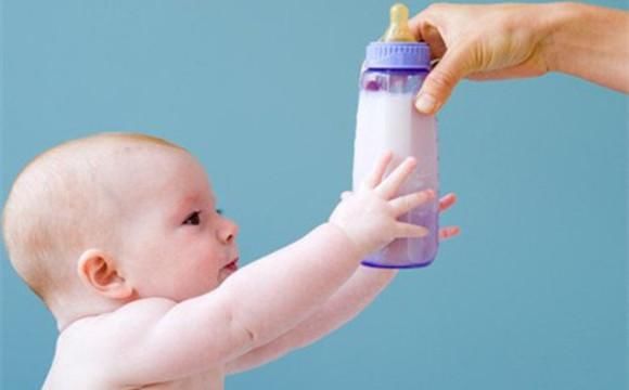 家长们|宝宝六个月大以后 家长们在添加辅食的同时这些工作可别忘了