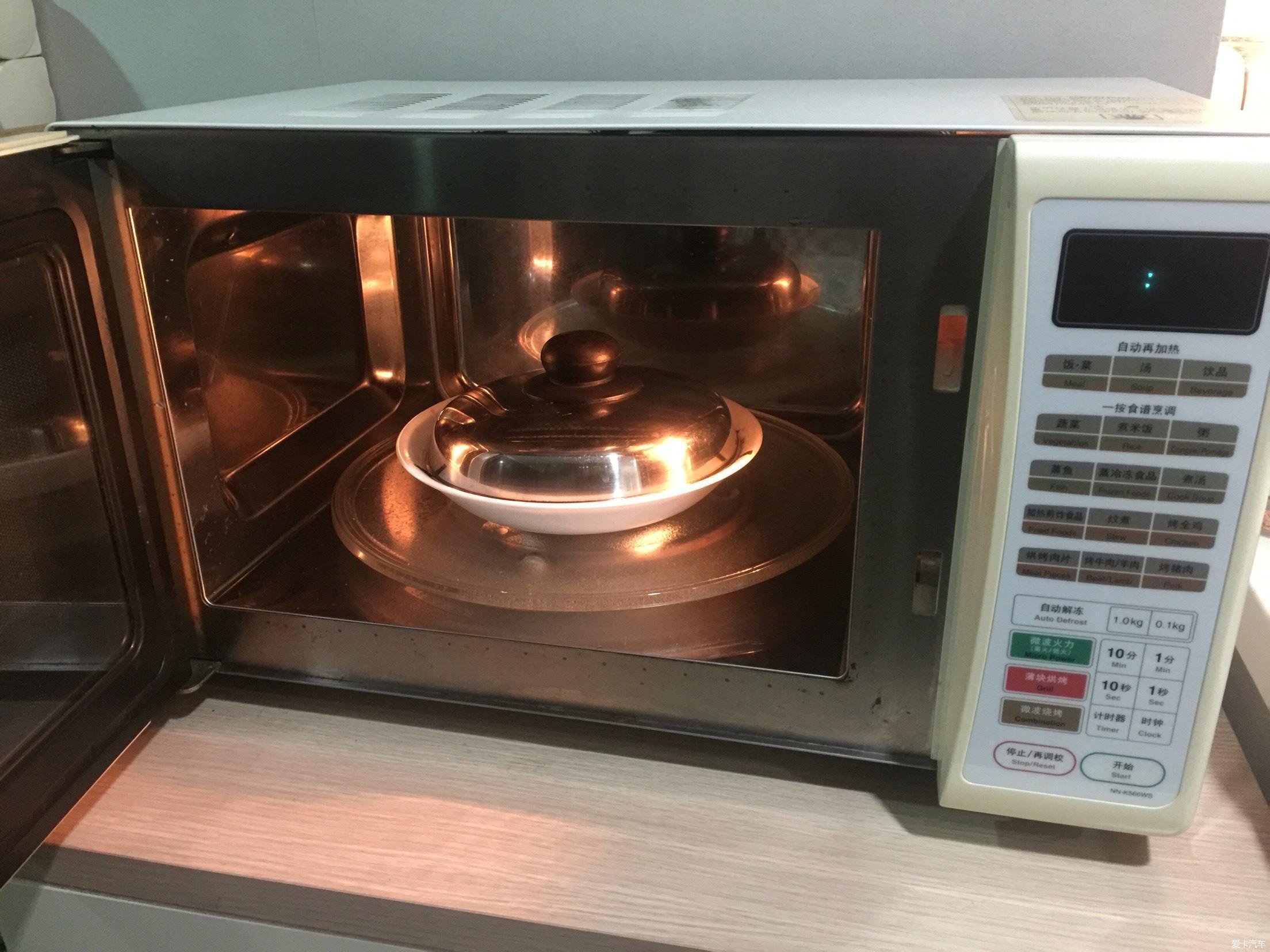 食物|微波炉是利用什么加热食物的,原理是什么,又为何不能加热罐头呢