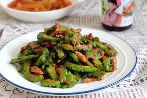 香菇|懒人快手家常菜，香菇豆豉苦瓜炒肉，随手一炒就能做好，太简单