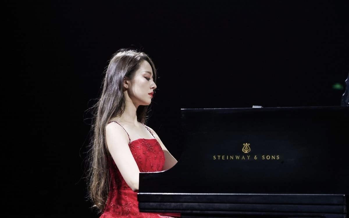 吉娜的“空竹腰”不见了，穿红色荷叶边长裙高级优雅，仍有贵妇范