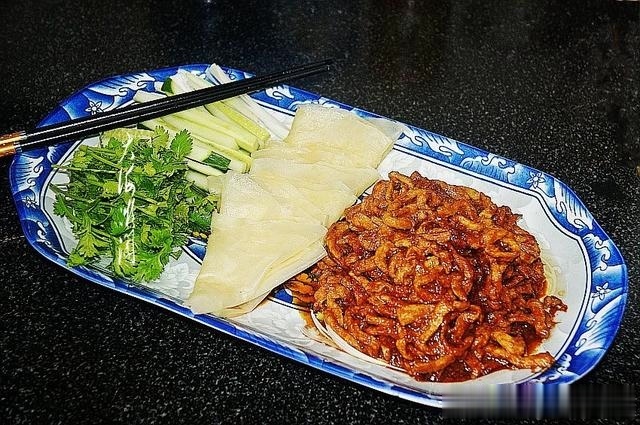 这菜饭馆几十元一盘,自己做十几元全家吃一顿,好吃又解馋