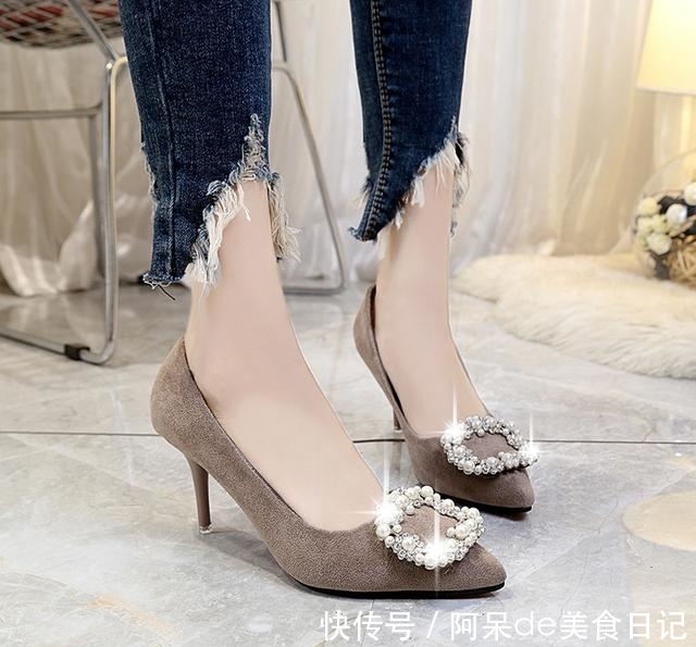 今年流行的女高跟鞋，显高舒适还不累脚，春节穿特有面