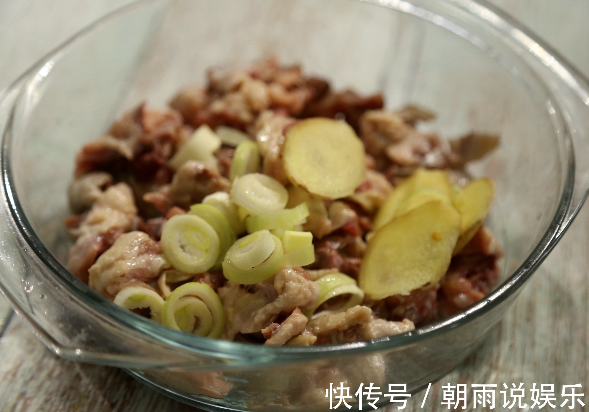 换个方法吃鸡！比辣子鸡好吃10倍，一整只鸡连骨头渣渣都嚼了！