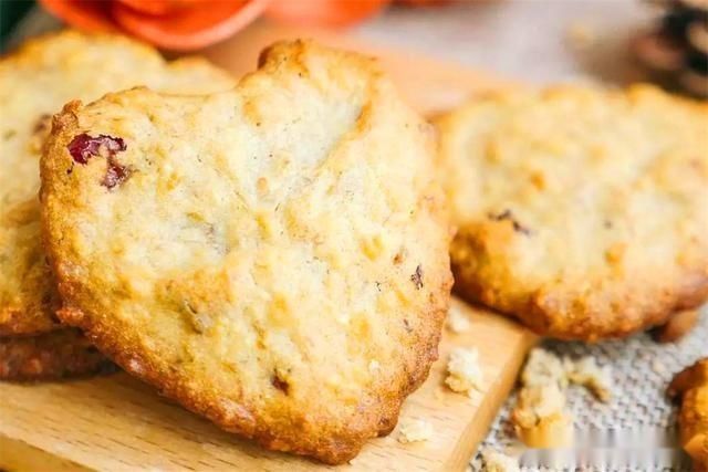 麦片不仅能冲泡,放入两个鸡蛋做成饼,早餐吃它健康又美味