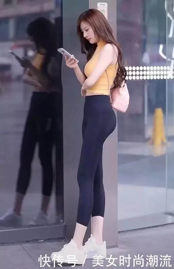 紧身|妹子喜欢运动,瑜伽裤外穿,将紧身的美进行到底