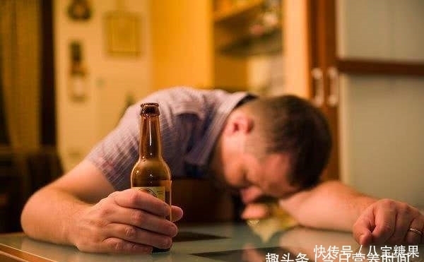 早上|早上起床后出现4种现象,你可能得考虑戒酒了
