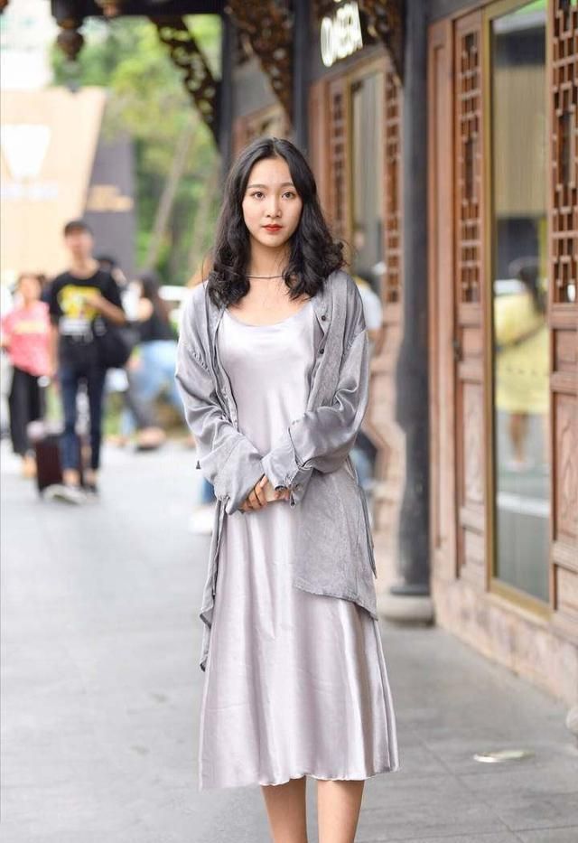 街拍:白色长袖上衣搭配高腰牛仔裤,小美女笔直的长腿,真好看