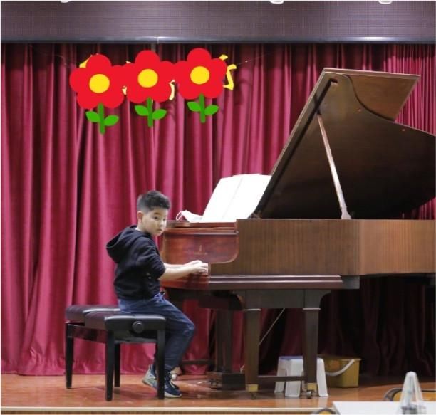  练琴|胡可让儿子认真练琴，小鱼儿弹钢琴开小差，手在琴键眼睛却看侧边