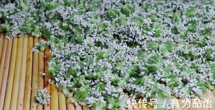 鲜香|腌韭菜花,只加盐不好吃!多加这2种食材,鲜香入味,放一年不坏
