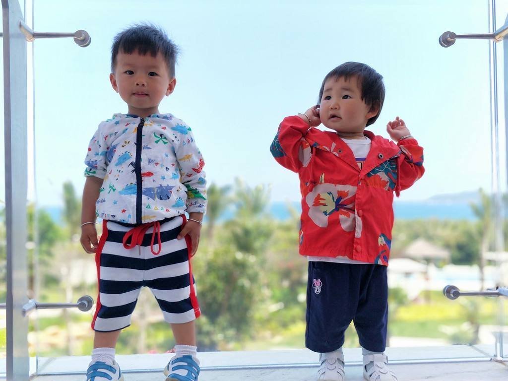 二宝|姐姐揪着弟弟耳朵“骑马”，被抓包后反应亮了，网友：这娃有前途