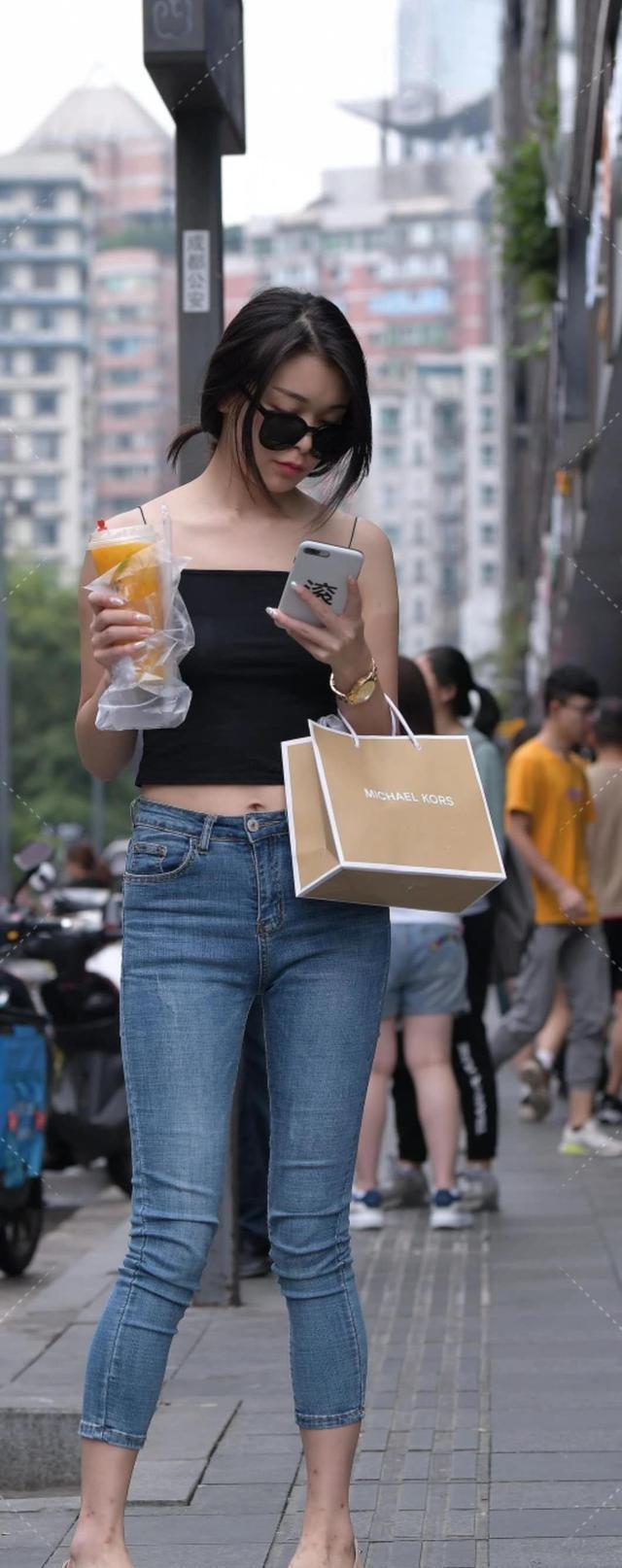 小姐姐 美女脚上一双深紫色的尖头高跟鞋,优雅的双腿被展示的淋漓尽致