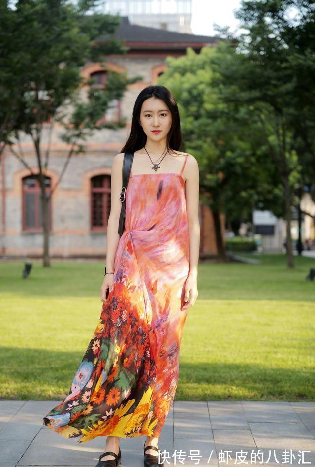 小姐姐|连衣裙推荐:8位小姐姐演绎花裙子不同穿法,换发型决定不同气质
