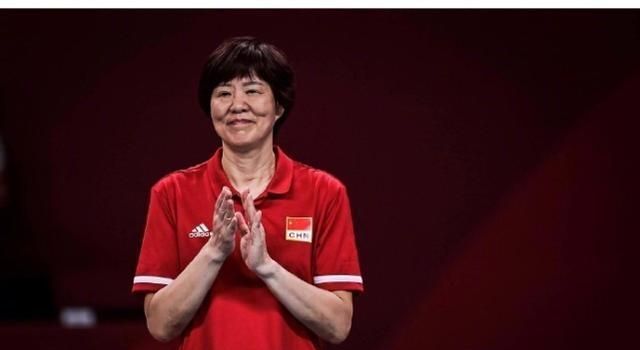 郎导|幸福!郎平61岁生日和女儿美国团聚,共进早餐有说有笑,牵爱犬散步
