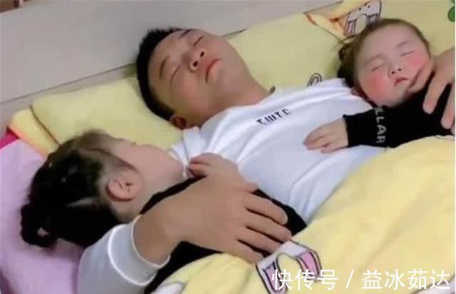 宝妈|三胞胎“午休照”火了,看到弟弟睡姿,网友全网混得最差男宝