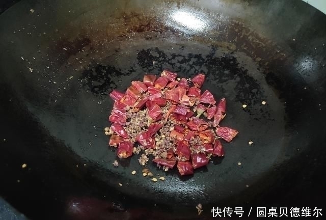 蚕蛹|大爷早市卖它，没人识货，10元一斤我直接包圆，吃后才知道赚大了