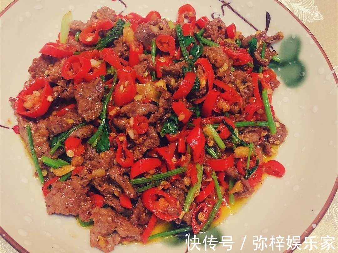 翻炒均匀|美食家常菜推荐杏鲍菇炒肉，生葱炒鸡蛋，小炒黄牛肉，美味下饭