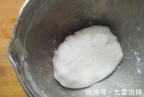 拉丝豆沙糕|拉丝豆沙糕，不用烤箱就能做的拉丝豆沙糕，外酥里软，糯米粉最好吃的做法就属它了