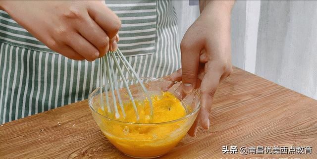 轻轻软软像在捏了朵云，一口下去奶香、醇苦、香甜、微酸