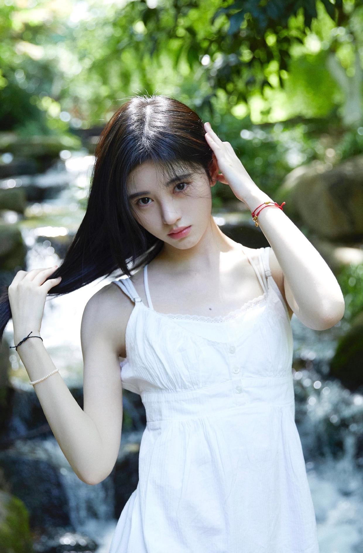 造型|郑合惠子的机场造型清爽洋气,吊带搭配格纹长款,又飒又美