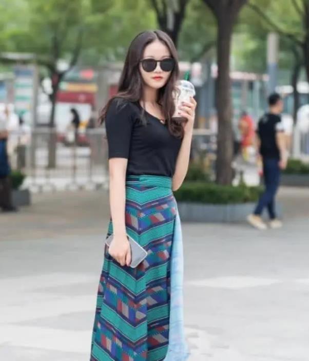 搭配|街拍:身材苗条的美女,身穿碎花连衣裙,温婉可人