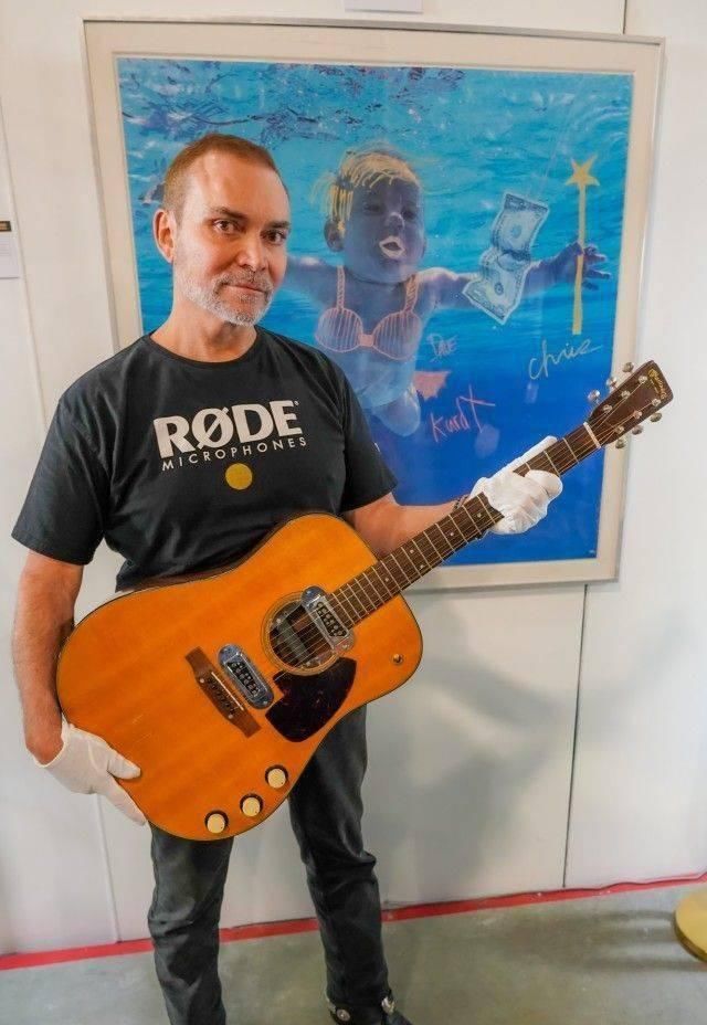 公开|科特·柯本生前最后一次公开表演弹奏的吉他拍出600万美元天价