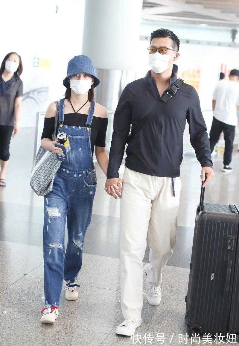 露肩|何超莲真是低调的“富家女”，穿背带裤走机场，气质不输大明星