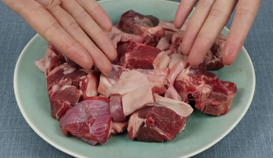 洗羊肉时，只用清水洗是错误的，加入3样东西，羊肉干净又没膻味！