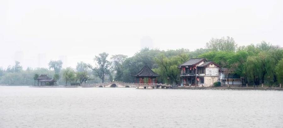 烟雨|雨季中的济南，有柔美也有静谧，雨中撩人胜景恰似“烟雨江南”