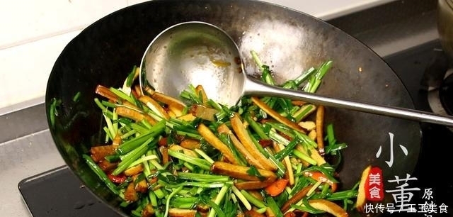 1把韭菜，1块香干，做法简单，5分钟就学会，开胃又下饭