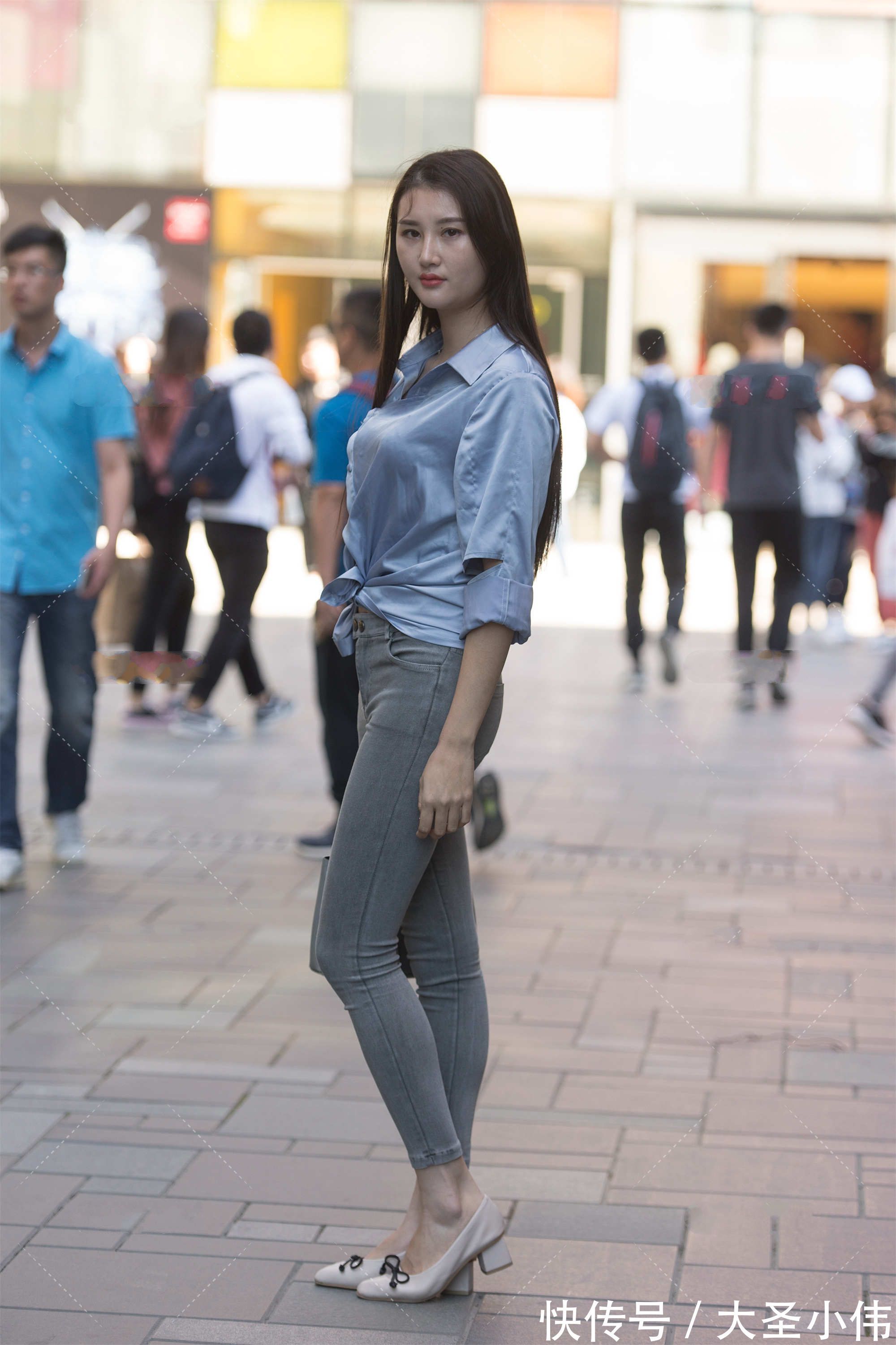 美女|美女街拍:冰丝面料的破洞衬衫,搭配灰色九分裤,时髦修身休闲舒适