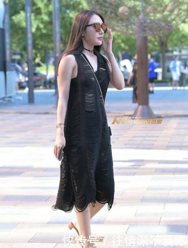连衣裙|街拍:小姐姐穿黑色连衣裙远看很有气质,走近一看怎么都破了?